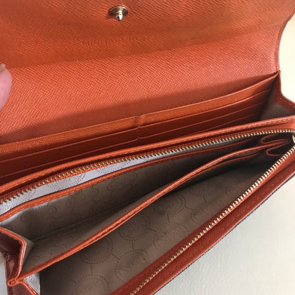 Michael Kors Signature Logo Wallet - Picture 4 of 6